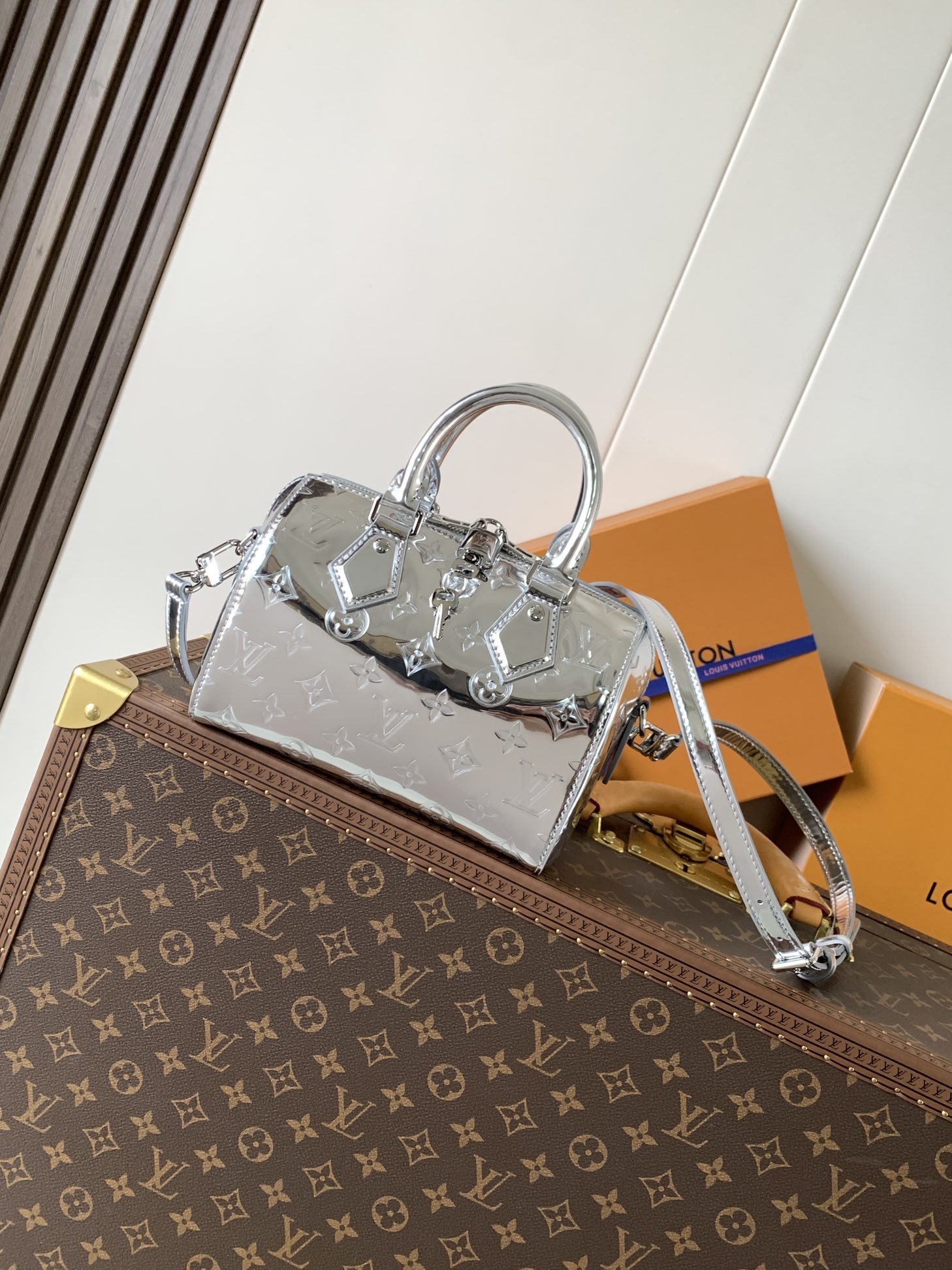 Louis Vuitton LV Atlantis BB Handbag Monogram Reverse Model M46816 Monogram Pattern Street Style High-End Fashion